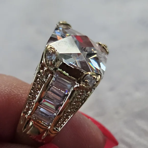 Elegant Silver Women's Ring with Clear Gemstone - Picture 2 of 14